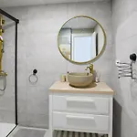 Stylish 1-bedroom - By Welcomely Apartman