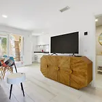Stylish 1-bedroom - By Welcomely Apartman *