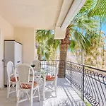 Stylish 1-bedroom - By Welcomely Apartman